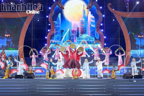 Hình ảnh thể hiện ý tưởng nghệ thuật hồn Chăm giữa phố mới của đoàn nghệ thuật quần chúng Thành phố Hồ Chí Minh.