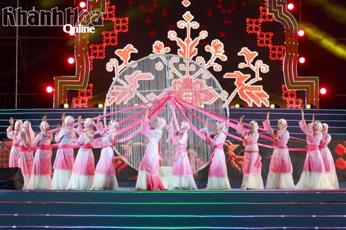Hình ảnh những thiếu nữ Chăm qua tiết mục “Sợi lụa tơ vương” của đoàn Thành phố Hồ Chí Minh.