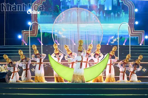 Tiết mục “Bến sông trăng” của đoàn nghệ thuật quần chúng dân tộc Chăm đến từ Thành phố Hồ Chí Minh.