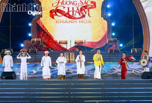 Phần trình diễn trang phục “Hương sắc Chăm” của đoàn nghệ thuật quần chúng tỉnh Khánh Hòa.