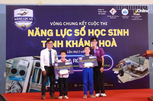 Ban tổ chức trao giải khuyến khích cho một đội thi.