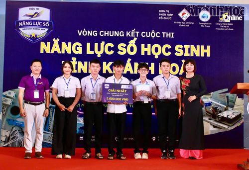 Ban tổ chức trao giải nhất cho một đội thi.