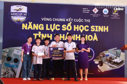 Ban tổ chức trao giải ba cho một đội thi.