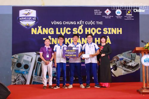 Ban tổ chức trao giải nhất cho một đội thi.