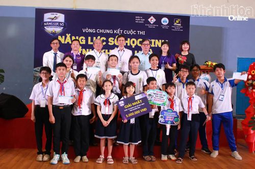 Các đội giải nhất chụp ảnh lưu niệm với Ban tổ chức.