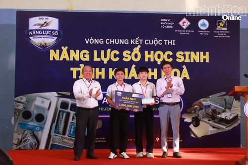 Ban tổ chức trao giải nhì cho một đội thi.