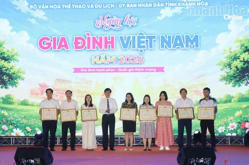 Lãnh đạo Sở Văn hóa - Thể thao và Du lịch tỉnh Khánh Hòa trao bằng khen của UBND tỉnh cho các tập thể.