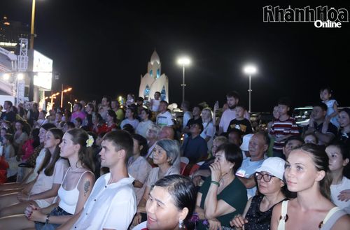 Chương trình thu hút đông đảo người dân và du khách.