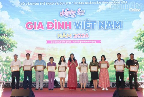 Bà Nguyễn Hằng Nga trao giấy khen cho các tập thể tham gia ngày hội.