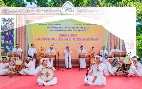 Biểu diễn nhạc cụ dân tộc Chăm trong Ngày hội Văn hóa dân tộc Chăm lần thứ VI.