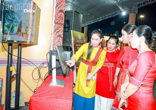 Các bạn trẻ người Chăm trải nghiệm ứng dụng nền tảng số về di sản văn hóa Chăm tại tỉnh Khánh Hòa.