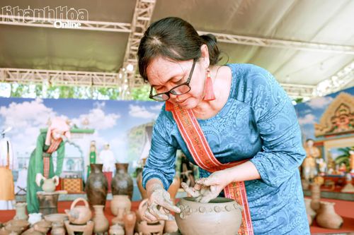 Nghệ nhân làng Bàu Trúc trình diễn kỹ thuật tạo hình sản phẩm gốm Chăm.