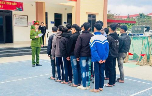 Những câu chuyện đời thường, những lời nhắc nhở nhẹ nhàng về pháp luật, văn hóa tham gia giao thông hay kỹ năng ứng xử văn minh được lực lượng Công an xã Khánh Yên lồng ghép khéo léo.