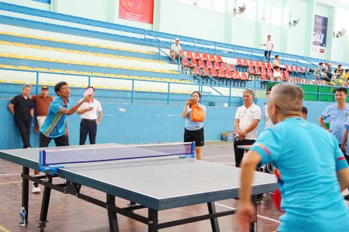 Các vận động viên tranh tài môn bóng bàn