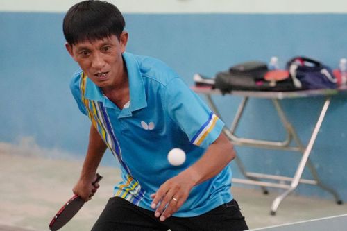 Vận động viên đội Văn phòng giành giải nhất môn Bóng bàn