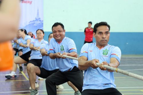 Phòng Dân tộc thiểu số tranh tài ở môn kéo co