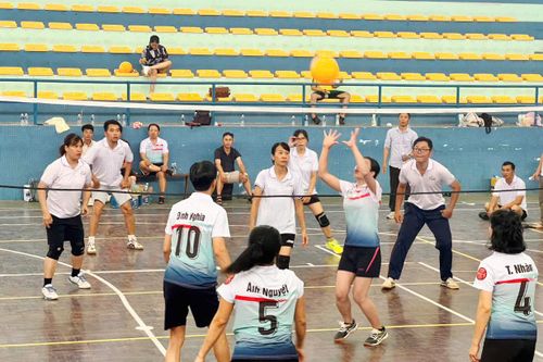 Trận đấu bóng chuyền hơi giữa Phòng Chuyên đề và Phòng Thư ký biên tập