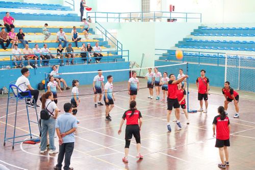 Trận đấu bóng chuyền hơi giữa Phòng Thời sự và Phòng Thư ký biên tập
