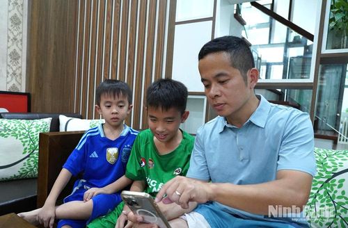 Anh Tống Văn Minh hướng dẫn các con sử dụng điện thoại một cách an toàn và bổ ích.