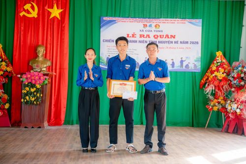 Học sinh Lê Đức Trung nhận giấy khen của Ban Chấp hành Đoàn xã Cửa Tùng - Ảnh: UBNDXCC