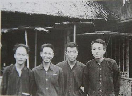 Bốn nhà văn, nhà báo: Tô Hoài, Xuân Thủy, Nam Cao - Báo Cứu Quốc (thứ nhất, thứ hai và thứ tư từ trái qua) và Nguyễn Huy Tưởng - Báo Văn nghệ. Ảnh T.L