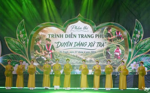 Phần trình diễn thời trang của các thí sinh tham gia Cuộc thi "Duyên dáng xứ Trà".
