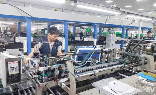Sau khi hoàn thành nghĩa vụ quân sự, anh Vi Xuân Tùng lựa chọn học nghề cơ khí và hiện làm việc tại Công ty TNHH Doosun Việt Nam (Cụm công nghiệp Nguyên Gon, phường Sông Công).