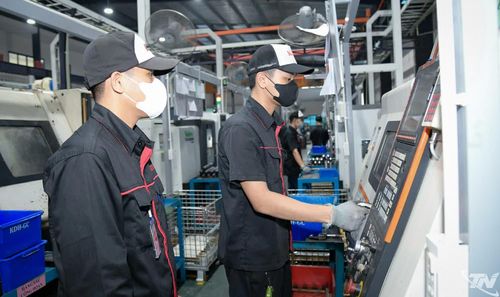 Từng là quân nhân, anh Hà Văn Cừ (người bên trái) hiện đảm nhiệm vai trò Tổ trưởng dây chuyền (Công ty TNHH KD head Technology Thái Nguyên), phát huy tốt kỹ năng tổ chức và kỷ luật trong môi trường sản xuất.