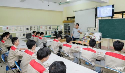 Học viên tại Trường Cao đẳng Nghề số 1 được đào tạo gắn với thực tiễn sản xuất, giúp rút ngắn thời gian thích nghi khi bước vào doanh nghiệp.