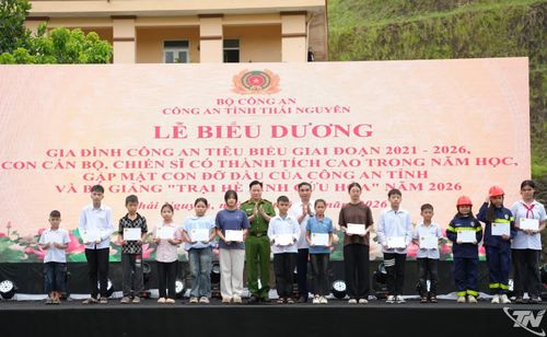 Trao tặng quà cho học sinh có hoàn cảnh đặc biệt khó khăn, trẻ mồ côi do Công an tỉnh đỡ đầu.