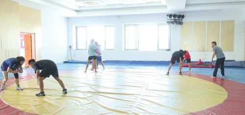  Không gian tập luyện chật hẹp khiến các vận động viên khó duy trì khoảng cách theo yêu cầu chuyên môn
