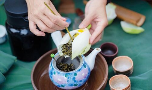  Cho trà sen được ướp trên hồ Tịnh Tâm vào ấm trà