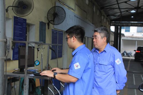 Khi đăng kiểm, đăng kiểm viên tra thông tin vi phạm của phương tiện trực tiếp trên hệ thống cơ sở dữ liệu của Cục Đăng kiểm (ảnh minh họa).