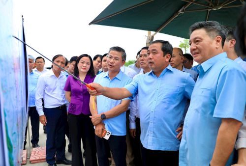 Đoàn công tác kiểm tra tiến độ thi công Dự án cải tạo, nâng cấp quốc lộ 6 đoạn Hà Đông - Xuân Mai. Ảnh: Quang Thái.