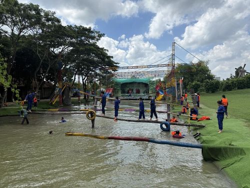 Khu trò chơi vận động dưới nước luôn sôi động với các thử thách giữ thăng bằng, thu hút đông đảo du khách tham gia. 