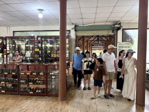 Du khách tham quan khu lưu niệm, lựa chọn các sản phẩm thủ công và đặc sản địa phương làm quà sau chuyến đi.