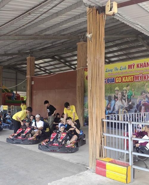 Du khách thích thú trải nghiệm đường đua xe điện Go Kart – trò chơi giải trí được nhiều bạn trẻ yêu thích.