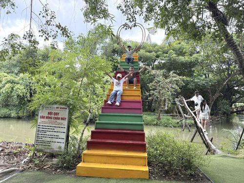 Các du khách nhí hào hứng vui chơi, check-in tại khu cầu vòng chân mây và cầu khỉ giữa không gian xanh mát.