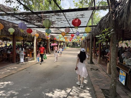 Khu ẩm thực với những mái lá truyền thống mang đến không gian thưởng thức đặc sản miền Tây gần gũi với thiên nhiên.