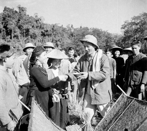 Chủ tịch Hồ Chí Minh: “Gia đình tốt thì xã hội mới tốt”. Người đến thăm nông dân tỉnh Bắc Kạn đang thu hoạch lúa mùa năm 1950. (Ảnh Tư liệu)
