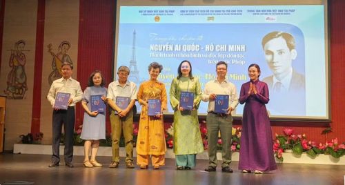 Ban Tổ chức trao tặng đại biểu cuốn sách ảnh song ngữ Việt - Pháp “Nguyễn Ái Quốc - Hồ Chí Minh với nước Pháp”.