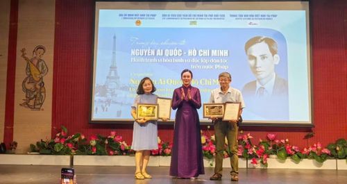 Giám đốc Khu Di tích Chủ tịch Hồ Chí Minh tại Phủ Chủ tịch Lê Thị Phượng trao chứng nhận và quà lưu niệm cho các gia đình Việt kiều Pháp đã tặng tư liệu ảnh về Chủ tịch Hồ Chí Minh.