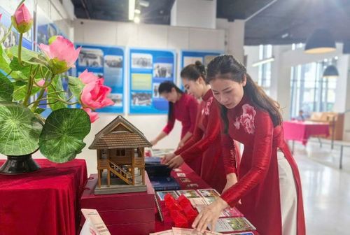 Cán bộ nhân viên Khu Di tích Chủ tịch Hồ Chí Minh tại Phủ Chủ tịch trưng bày tư liệu, hình ảnh về Chủ tịch Hồ Chí Minh tại Pháp.