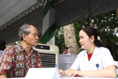 Bác sĩ khám, tư vấn dinh dưỡng miễn phí cho người dân.