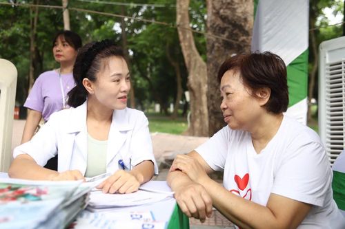 Nhiều người dân được tư vấn dinh dưỡng, chăm sóc sức khỏe để phòng bệnh.