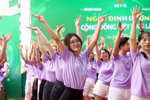 Màn flashmob thu hút 300 người tham gia.