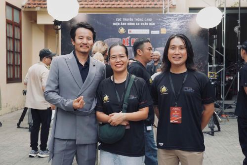 Nam diễn viên Hồ Quang Mẫn cùng đạo diễn Trần Duy Linh đứng bên phải và biên kịch Đinh Hoàng Ngọc Khánh đứng giữa. Ảnh: Yến Nhi.