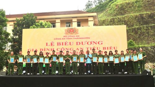 Đại tá Nguyễn Xuân Hùng, Phó Giám đốc Công an tỉnh Thái Nguyên và đồng chí Vũ Đức Hảo, Phó Giám đốc Sở Văn hóa, Thể thao và Du lịch tỉnh trao Giấy chứng nhận và kỷ niệm chương cho các gia đình tiêu biểu.