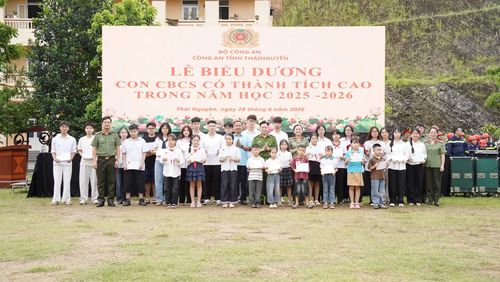 Đại tá Nguyễn Xuân Hùng Phó Giám đốc Công an tỉnh trao thưởng cho con của CBCS Công an tỉnh có thành tích tiêu biểu, đặc biệt xuất sắc trong học tập.