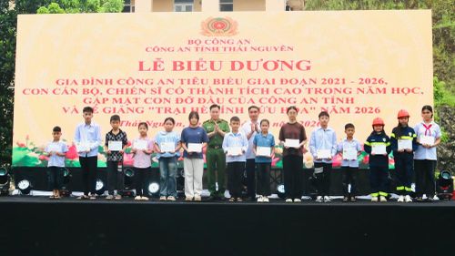 Các đại biểu tặng quà “Con đỡ đầu” của Công an tỉnh Thái Nguyên.